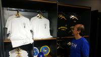CEO PSIM Yogyakarta, Bambang Susanto tengah melihat produk yang dijual di PSIM Store, Kamis (13/6/2019). (Bola.com/Vincentius Atmaja)