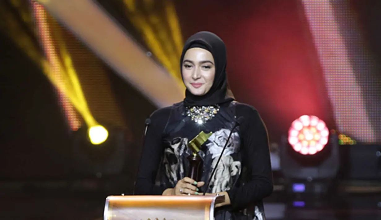 Pada malam penghargaan insan film Tanah Air, Festival Film Bandung 2016 ada yang berbeda dari penampilan artis Nabila Syakieb. Istri Reshwara Argya Radinal tampil cantik mengenakan Hijab. (Deki Prayoga/Bintang.com)
