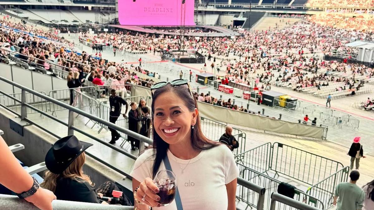 6 Potret Gaya Risa Dewi Ibunda Alyssa Daguise Nonton Konser BLACKPINK di Paris