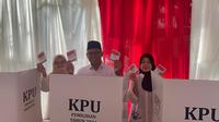 Calon Wali Kota Depok, Imam Budi Hartono mendatangi TPS di wilayah Cilodong, Depok. (Liputan6.com/Dicky Agung Prihanto)