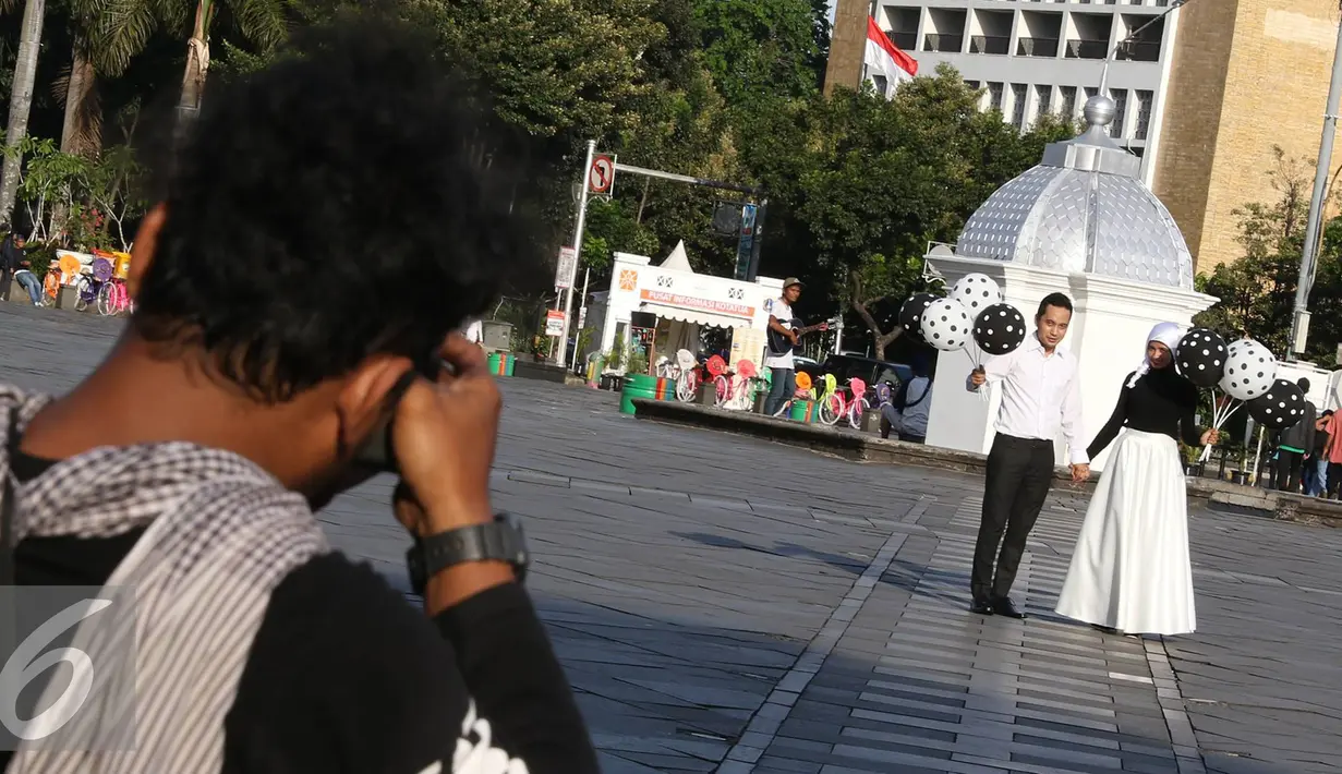 Sepasang calon pengantin melakukan foto pranikah di kawasan Kota Tua, Jakarta, Kamis (29/9). Gubernur DKI Jakarta Basuki Tjahaja Purnama memastikan aktivitas foto pranikah di Kota Tua tidak dipungut biaya. (Liputan6.com/Immanuel Antonius)
