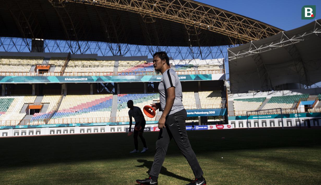 Pelatih kiper Timnas Indonesia, Kurnia Sandy, bersiap memimpin latihan di Stadion Wibawa Mukti, Jawa Barat, Senin (10/9/2018). Latihan ini persiapan jelang laga uji coba melawan Mauritius. (Bola.com/Vitalis Trisna)