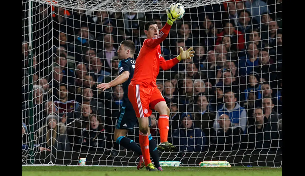 Penjaga gawang Chelsea, Thibaut Courtois berusaha menangkap bola saat Laga Liga Premier Inggris di Stadion Boleyn Ground, Inggris, Rabu (4/3/2015). Chelsea menang 1-0 atas West ham. (Reuters/Suzanne Plunkett)