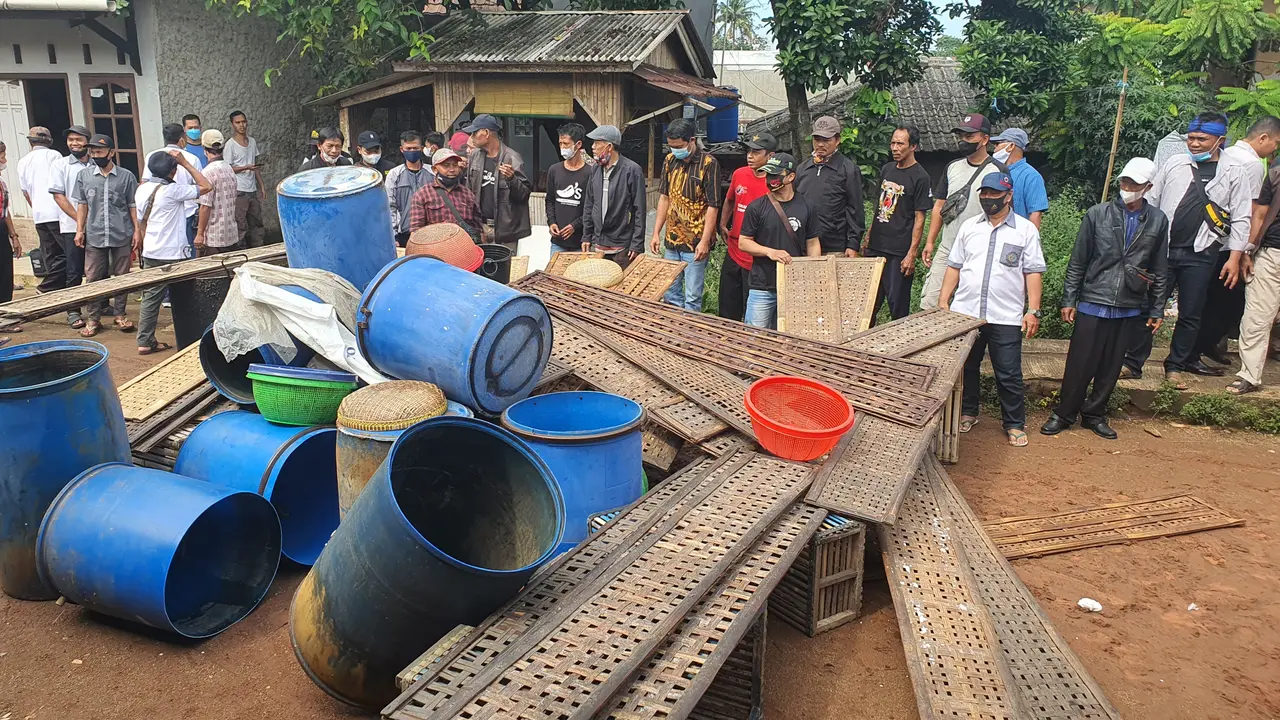 Sejumlah anggota Paguyuban Dadi Rukun melakukan aksi mogok membuat tempe di Kota Depok.