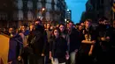 Demonstran pro kemerdekaan berkumpul dekat kantor pemerintah di Barcelona, Spanyol, Minggu (25/3). Mantan pemimpin ekstrem Catalonia, Carles Puigdemont ditangkap dengan surat perintah internasional. (AP Photo/Felipe Dana)