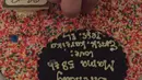 Jessica Iskandar juga mengunggah sebuah foto kue ulang tahun untuk ibunya, Wulandari, keterangan foto yang dibuat Jessica membuat foto ini menjadi sesuatu yang spesial. (Via Instagram/@Jedarcantik)