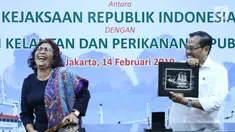 Menteri Kelautan dan Perikanan Susi Pudjiastuti (kiri) memberikan cenderamata kepada Jaksa Agung HM Prasetyo saat serah terima kapal Silver Sea 2 (SS2) di Jakarta, Kamis (14/2). SS2 merupakan kapal sitaan asal Thailand. (Liputan6.com/Immanuel Antonius)