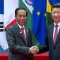 Presiden RI Joko Widodo berjabat tangan dengan Presiden China Xi Jinping saat menghadiri KTT G20 di Hangzhou, Tiongkok, (4/9). Jokowi akan menjadi pembicara utama sesi 2 dalam Konferensi Tingkat Tinggi (KTT) G20. (Setpres/Bey Machmudin)