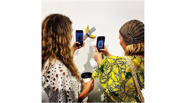 Seniman asal Italia ini membuat beberapa model untuk instalasi pisang.