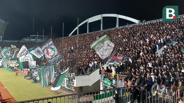 Penonton di Stadion Maguwoharjo