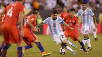 Penyerang Argentina, Lionel Messi berusaha melewati sejumlah pemain Chile pada Final Copa America 2016 di MetLife Stadium, AS, Senin (27/6). Chile menang atas Argentina lewat adu penalti dengan skor 4-2. (Adam Hunger-USA TODAY Sports)