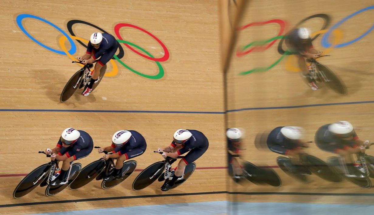 Tim putri Inggris Raya beraksi dalam kualifikasi nomor Team Pursuit Olimpiade Rio di Rio Olympic Velodrome, Rio de Janeiro, Brasil, (11/8/2016). (Reuters/Matthew Childs)