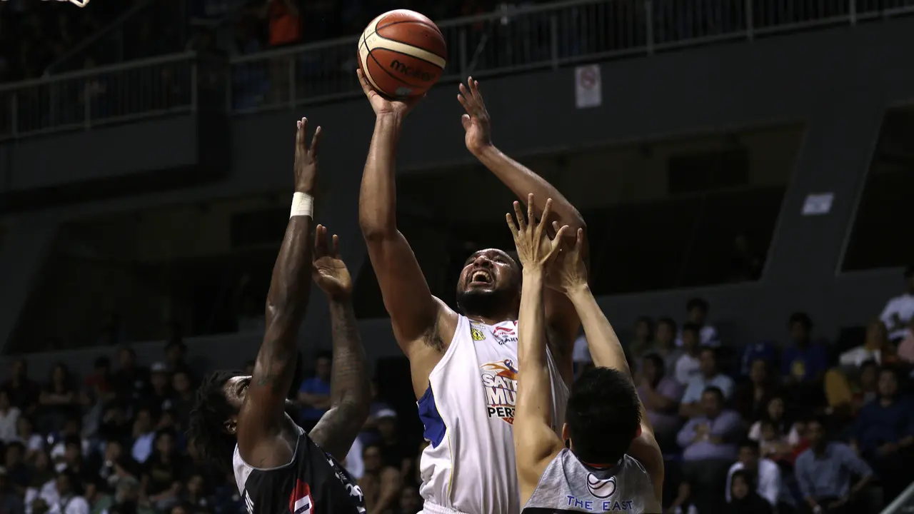Pebasket Satria Muda, Dior Lowhorn, berusaha mencetak poin saat melawan Stapac pada laga final IBL 2019. (Bola.com/Yoppy Renato)