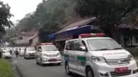 Iring-iringan ambulans membawa pasien positif Covid-19 dari klaster klub senam di Tasikmalaya. (Liputan6.com/ Pokja Pemkab Tasikmalaya)