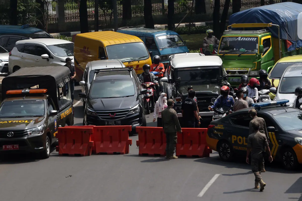 FOTO: Kendaraan Menuju Depok Tertahan di Pos Penyekatan PPKM Darurat