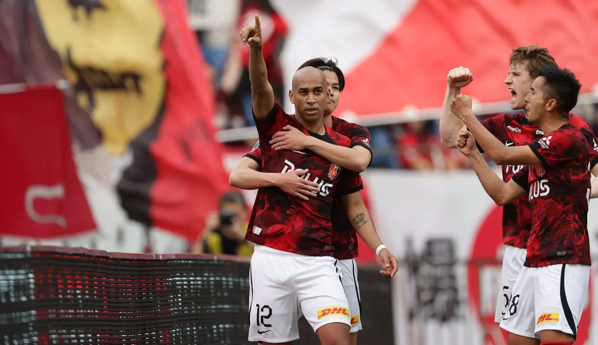 Dalam daftar top skor sementara J1 League 2024, lima striker asal Brasil menguasai daftar bersaing dengan para striker lokal Jepang. Salah satu striker asal Brasil tersebut adalah Thiago Santos Santana yang membela Urawa Reds Diamond seja awal musim 2024. Seperti apa kisah singkat perjalanan kariernya di liga sepak bola Jepang? Simak uraiannya berkut ini. (J.LEAGUE)