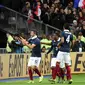 Penyerang Perancis, Andre-Pierre Gignac (kiri) melakukan selebrasi usai mencetak gol kegawang Perancis ada laga persahabatan di stadion Stade de France, Perancis, (13/11). Perancis menang atas Jerman dengan skor 2-0. (AFP PHOTO/MIGUEL MEDINA)