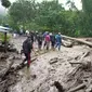 Banjir bandang menerjang kawasan Komplek Gunung Mas, Desa Tugu Selatan, Kecamatan Cisarua, Kabupaten Bogor, Selasa (19/1/2021) pagi.