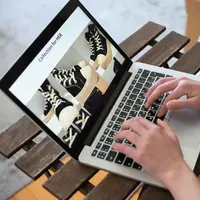 Ilustrasi membeli sepatu online. (Copyright Pexels/Kampus Production)