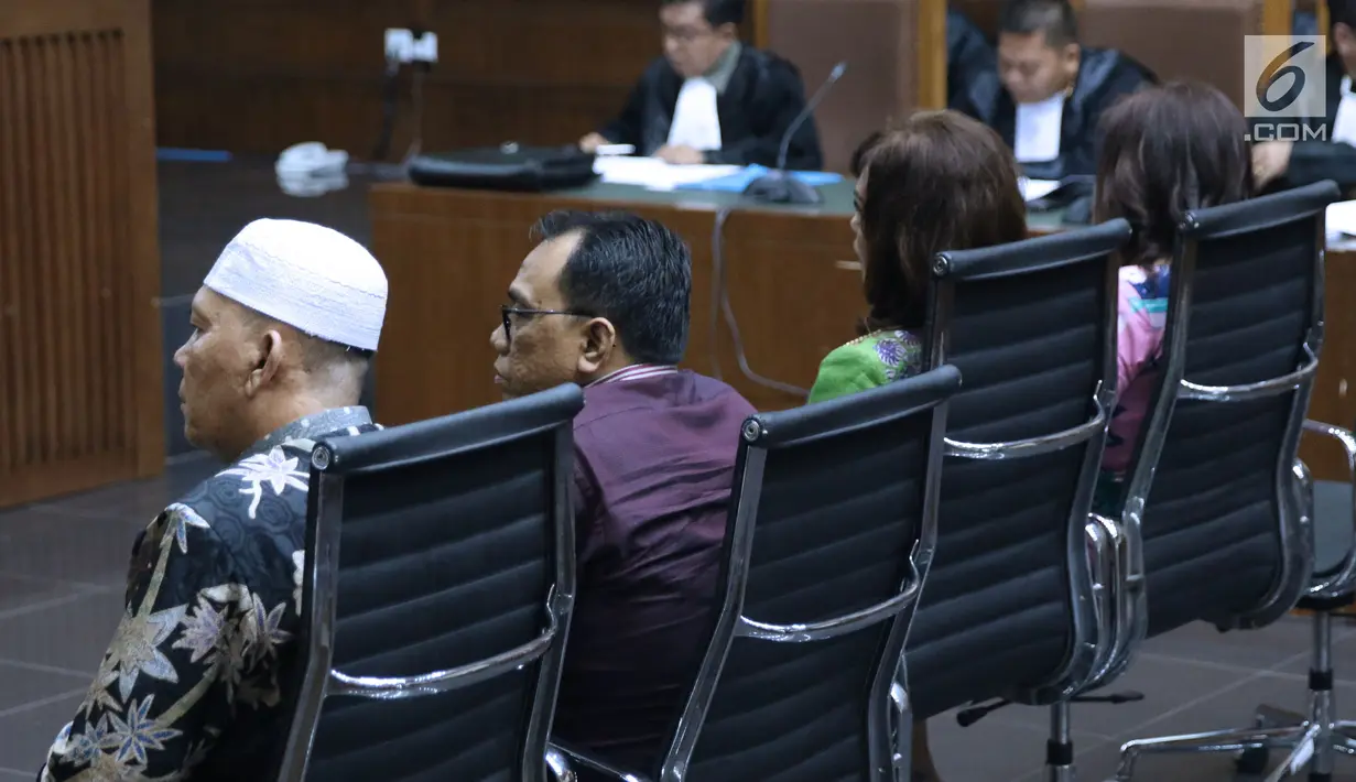 Tersangka suap DPRD Sumut, Rijal Sirait, Fadly Nurzal, Rooslynda Marpaung dan Rinawati Sianturi (kiri ke kanan) mengikuti sidang perdana di Pengadilan Tipikor, Jakarta, Rabu (21/11). Sidang mendengar pembacaan dakwaan. (Liputan6.com/Helmi Fithriansyah)