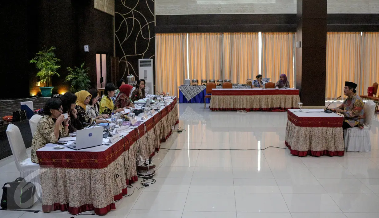 Suasana saat calon pimpinan KPK Jimmly Asshiddiqie mengikuti wawancara tahap akhir di Gedung Sekretariat Negara, Jakarta, Selasa (25/8/2015). Dalam paparannya, mantan Ketua MK itu menolak koruptor dihukum mati. (Liputan6.com/Faizal Fanani)