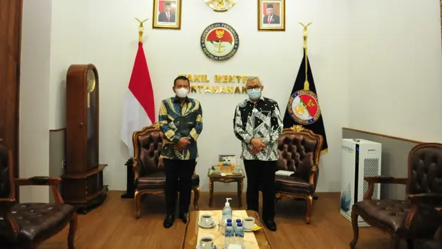 Wakil Menteri Pertahanan (Wamenhan) M. Herindra bertemu dengan Duta Besar (Dubes) Indonesia untuk Afrika Selatan Pretoria Salman Al Farisi, di Kementerian Pertahanan, Jakarta, Jumat 4 Juni 2021. (Dokumentasi Kemhan)