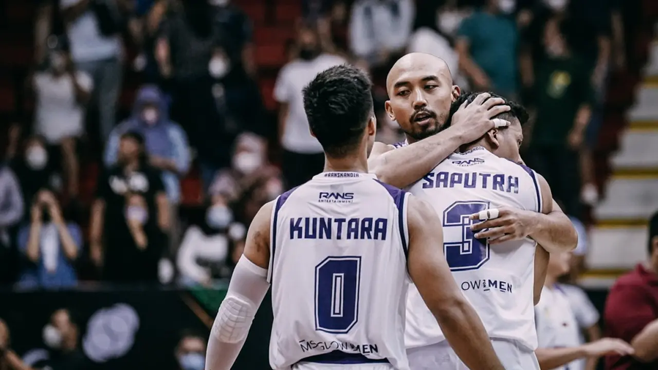 Selebrasi pemain Rans PIK Basketball Usai mengalahkan Pelita Jaya di gim kedua play-off IBL 2022