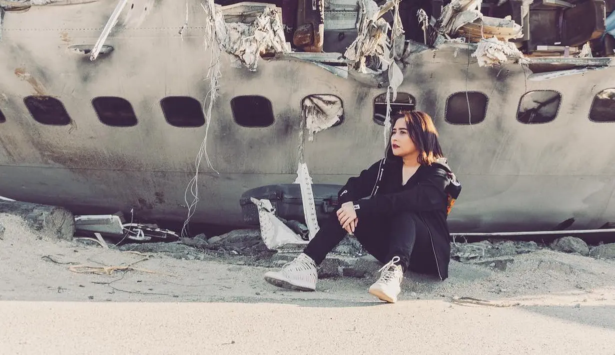 Bicara soal banyak hal yang ingin dipacai Prilly Latuconsina, baru-baru ini ia mengunjungi Amerika Serikat dan katanya menjalani sebuah proyek. Tersiar kabar, Prilly bakal go Internasional. Benar kah? (Instagram/prillylatuconsina96)