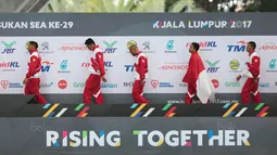 Altet polo air putra Indonesia berjalan diatas podium untuk menerima medali perak di SEA Games XXIX di National Aquatic Centre, Kuala Lumpur, Minggu (20/8). Tim Polo Air Indonesia menang dengan skor 12-5 atas Filipina. (Liputan6.com/Faizal Fanani)