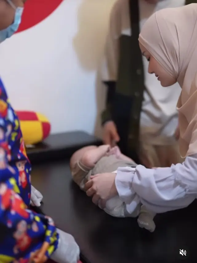 Dinda Hauw dan Rey Mbayang memutuskan agar dua anaknya disunat saat usianya masih usia dini (Foto: instagram dindahw)
