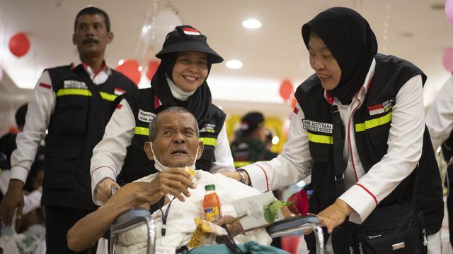 Petugas PPIH Arab Saudi Daker Makkah melayani jemaah haji lanjut usia (lansia) saat hendak umrah.