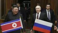 Presiden Rusia Vladimir Putin dan pemimpin Korea Utara Kim Jong Un di Pyongyang Sunan International Airport pada Rabu (19/6/2024). (Dok. AP Photo/Gavriil Grigorov, Sputnik, Kremlin Pool Photo via AP)
