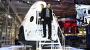 CEO SpaceX, Elon Musk terlihat turun dari kapsul ruang angkasa SpaceX's Dragon V2 saat peresmian di Hawthorne, California, (29/5/2014). (AFP PHOTO/Robyn Beck)