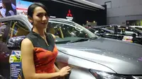 Senyum manis SPG Mitsubishi Motors di Telkomsel IIMS 2019. (Arief / Liputan6.com)