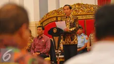 Presiden Joko Widodo atau Jokowi memberikan paparan saat memimpin Sidang Kabinet Paripuna di Istana, Jakarta, Rabu (2/1). Sidang kabinet tersebut membahas rencana kerja pemerintah tahun 2018 dan kerangka ekonomi makro. (Liputan6.com/Angga Yuniar)