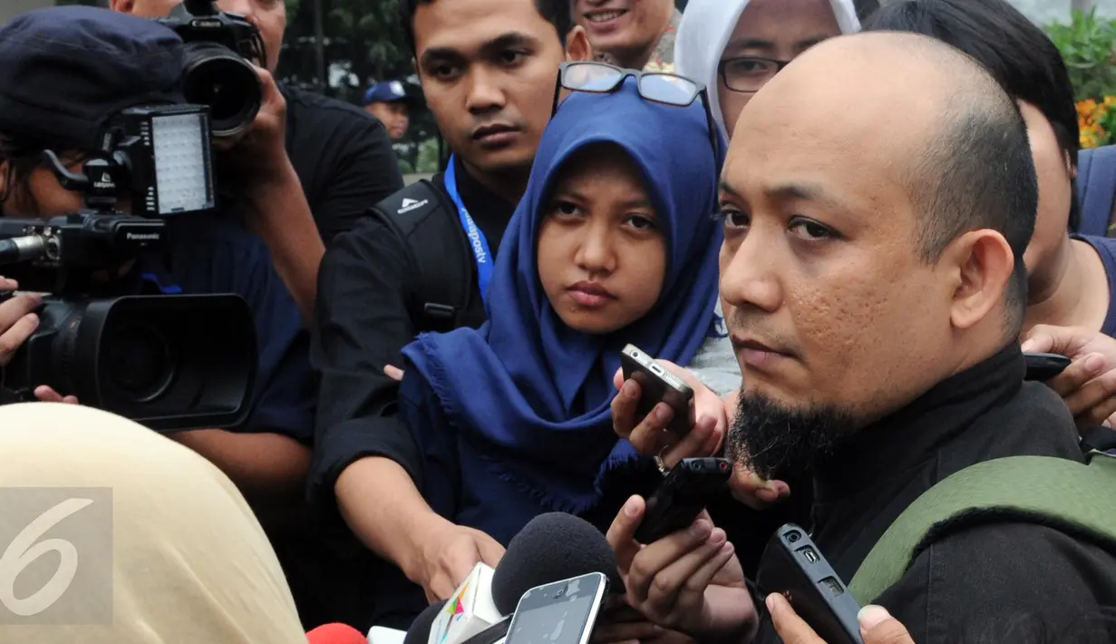 Penyidik senior KPK, Novel Baswedan dimintai keterangan awak media saat akan meninggalkan Gedung KPK, Jakarta, Jumat (4/12). Novel batal ditahan oleh Kejaksaan Bengkulu dan kembali ke Jakarta didampingi oleh kuasa hukumnya. (Lputan6.com/Helmi Afandi) 