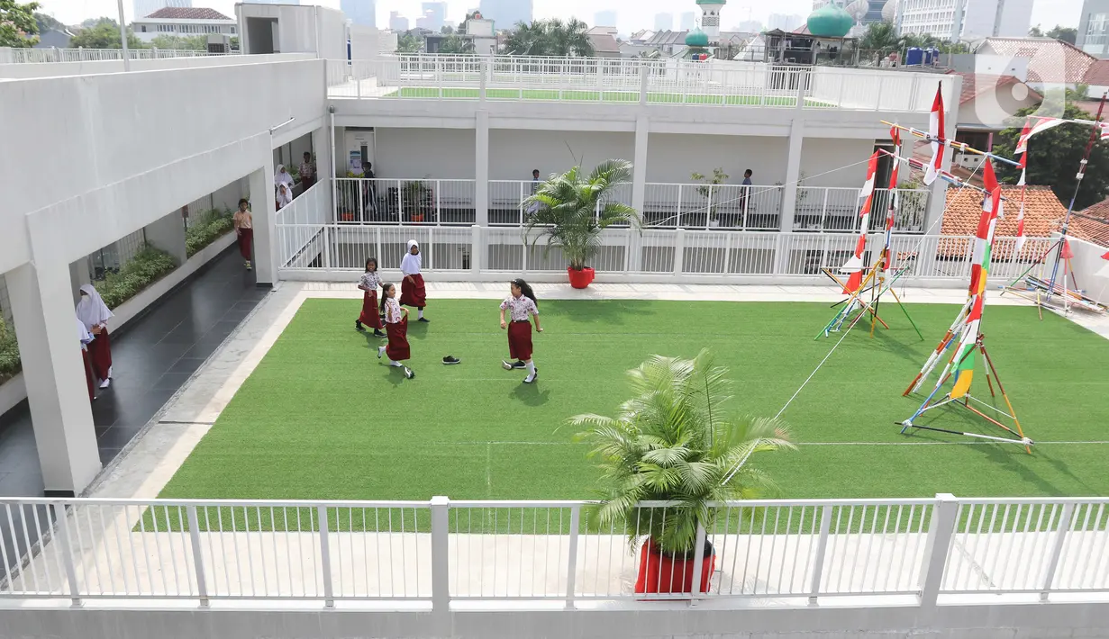 Siswa bermain di atap bangunan SDN Ragunan 08 yang termasuk sekolah berkonsep net zero carbon di Jakarta, Kamis (29/9/2022). Konsep ini sejalan dengan komitmen Jakarta untuk menurunkan 30 persen emisi gas rumah kaca pada 2030 mendatang. (Liputan6.com/Herman Zakharia)