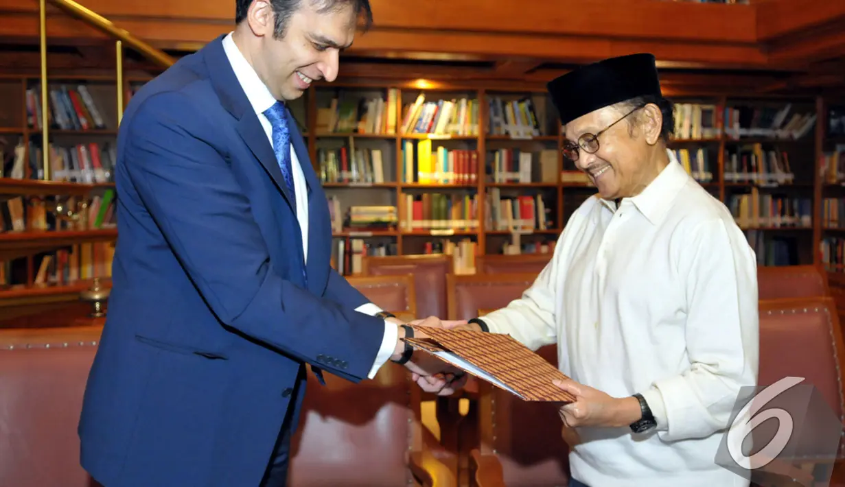 BJ Habibie dan  Manoj Punjabi berjabat tangan usai menandatangani kesepakatan kerjasama pembuatan sekuel Habibie-Ainun, Jakarta, Kamis (11 /12/2014). (Liputan6.com/Panji Diksana)