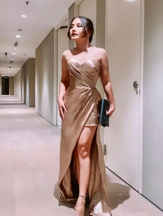 Prilly Latuconsina turut hadir mengenakan sweetheart neckline strapless dress nuansa rose gold yang mewah. [Foto: IG/ilonksarizqi].