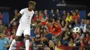 Bek Swiss, Francois Moubandje, duel udara dengan striker Spanyol, Lucas Vazquez, pada laga persahabatan di Stadion La Ceramica, Vila-real, Minggu (3/6/2018). Kedua negara bermain imbang 1-1. (AFP/Jose Jordan)