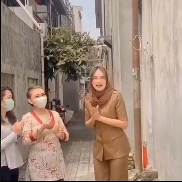 Blusukan Bareng Warga, Ini 5 Potret Luna Maya Jadi Ketua RT di Hari Pertama