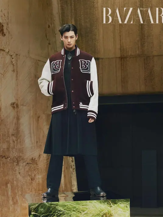 Meski busana musim gugur identik dengan pakaian hangat, hal itu tak menghalangi Cha Eun Woo untuk bisa tampil unik. (© instagram.com/eunwo.o_c)