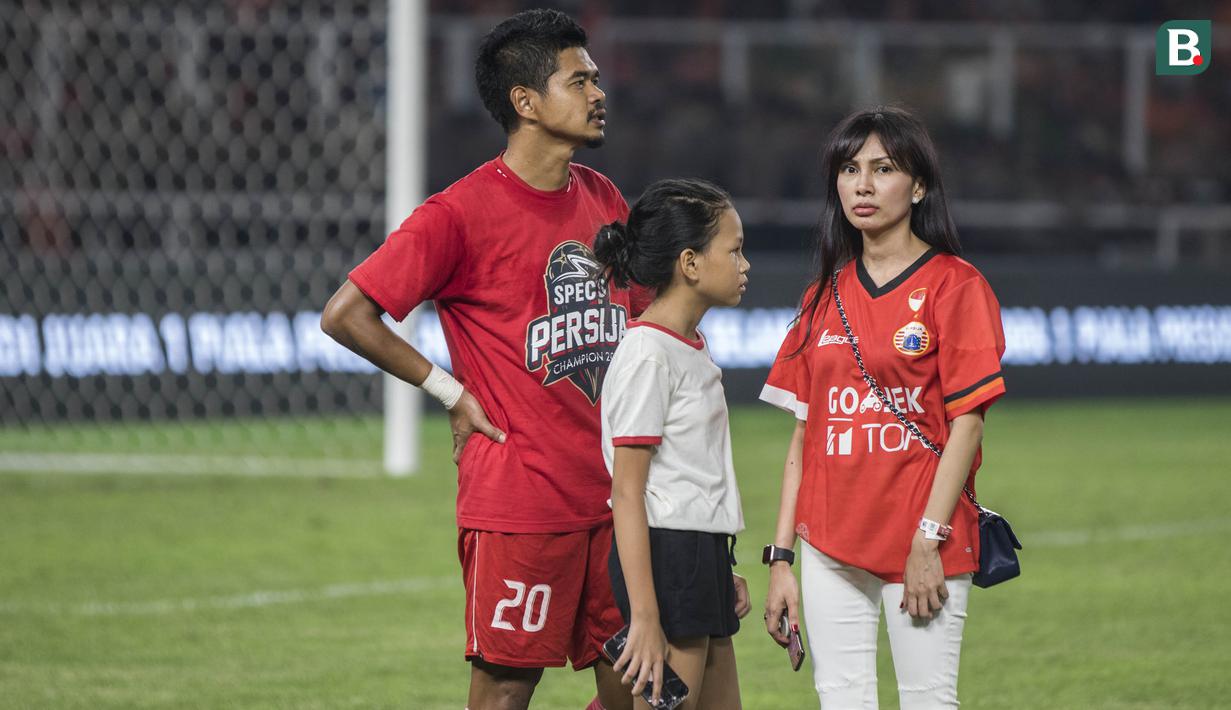 Striker Persija Jakarta, Bambang Pamungkas, bersama isteri dan anaknya merayakan gelar juara Piala Presiden di SUGBK, Jakarta, Sabtu (17/2/2018). Persija menang 2-0 atas Bali United. (Bola.com/Vitalis Yogi Trisna)