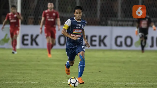 Gelandang Arema FC, Dendi Santoso, menggiring bola saat melawan Persija Jakarta pada laga Liga 1 di SUGBK, Jakarta, Sabtu (31/3/2018). Persija menang 3-1 atas Arema FC. (Bola.com/Vitalis Yogi Trisna)