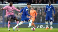 Jual beli serangan terjadi selama babak kedua berlangsung. Chelsea yang sempat unggul harus menahan kecewa setelah Simms menyamakan skor 2-2 pada menit ke-89 dan tak berubah hingga pertandingan berakhir. (AP Photo/Kirsty Wigglesworth)