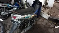 Hampir 2 tahun sepeda motor tak diambil sang pemilik di parkiran di Terminal Giwangan, Umbulharjo, Yogyakarta. (Liputan6.com/Fathi Mahmud)