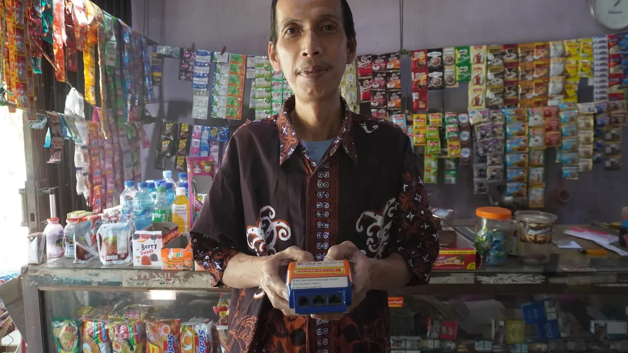 Supri Suharsana di toko kelontongnya, Rabu (20/3/2024).