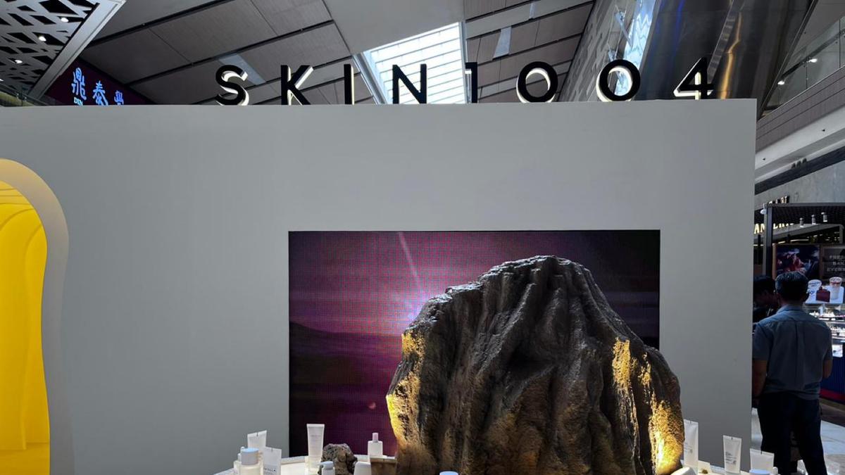 Natasha Wilona Bagikan Produk Andalan dan Perjalanan Skincare-nya di Pop-up Store SKIN1004