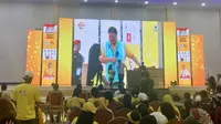 Ketua Umum Partai Golkar Airlangga Hartarto menghadiri langsung rapat konsolidasi buruh dari kelompok Konfederasi Serikat Pekerja Nusantara (KSPN) di Karawang, Jawa Barat. (Foto: Liputan6.com/Radityo Priyasmoro)