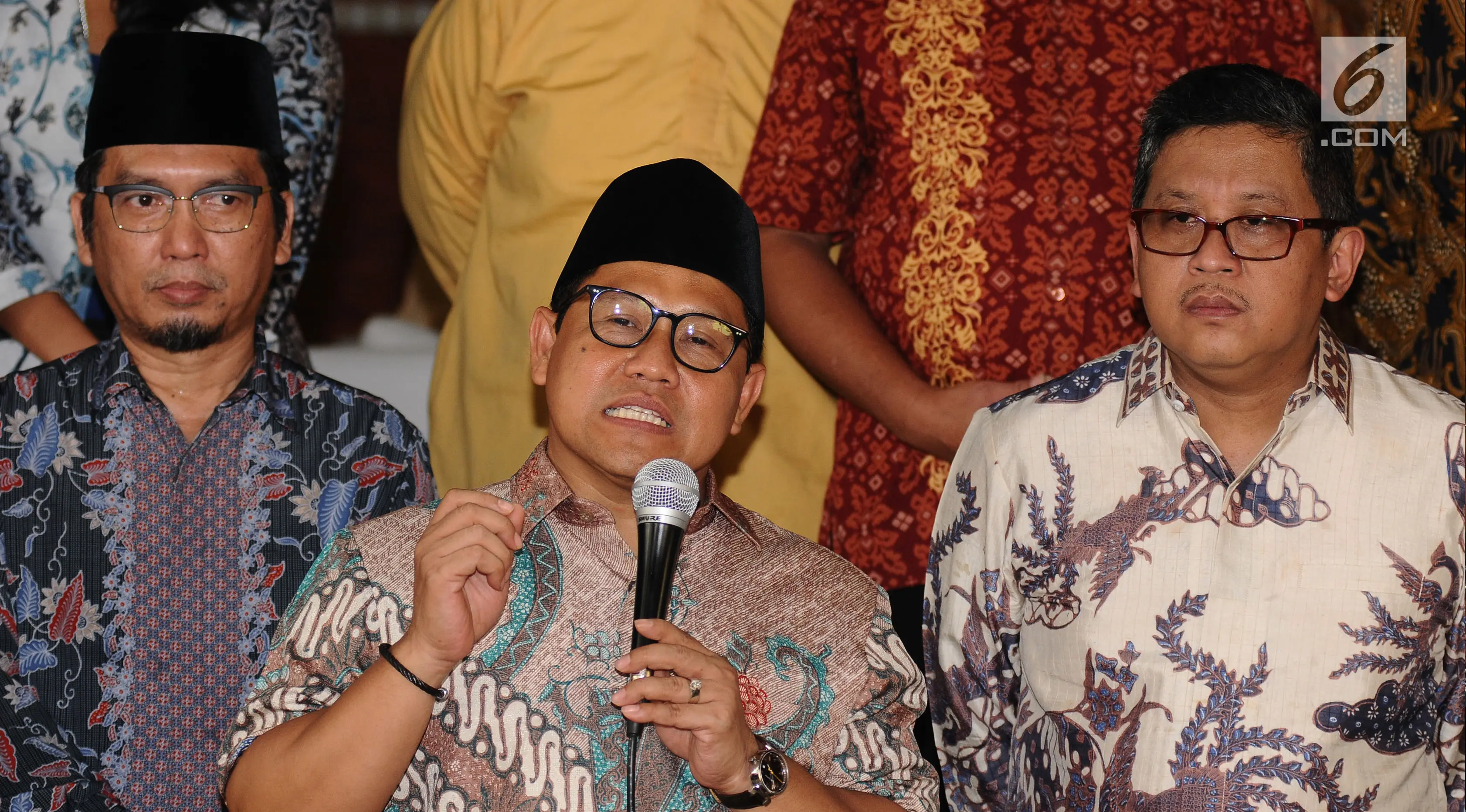 Ketua Umum PKB, Muhaimin Iskandar (tengah) memberi keterangan usai melakukan pertemuan dengan tokoh lintas agama dan partai di Jakarta, Selasa (23/5). Pertemuan membahas masalah kebangsaan menuju Indonesia yang damai. (Liputan6.com/Helmi Fithriansyah)
